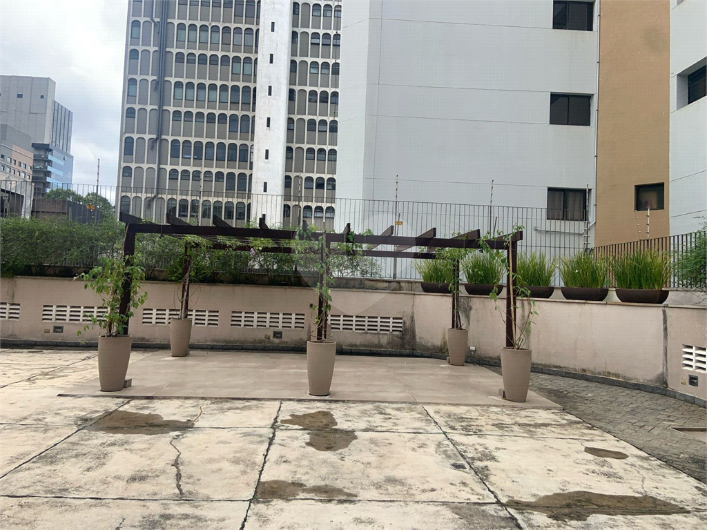 Apartamento mobiliado com um dormitório em Moema para locação.