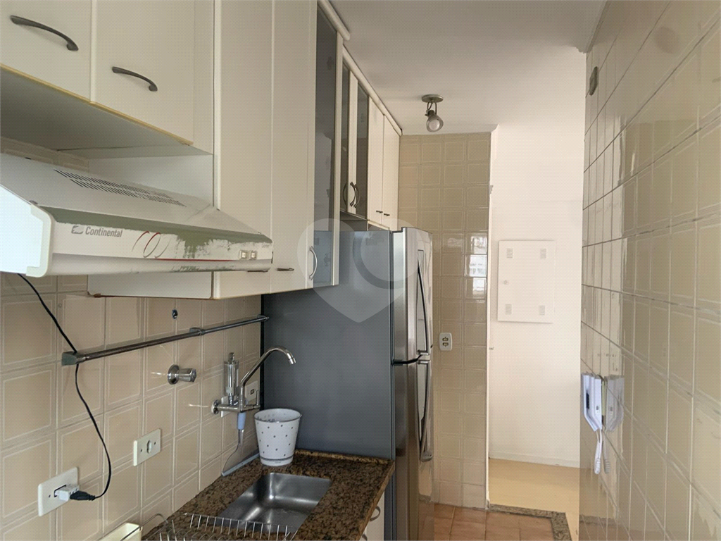 Apartamento mobiliado com um dormitório em Moema para locação.