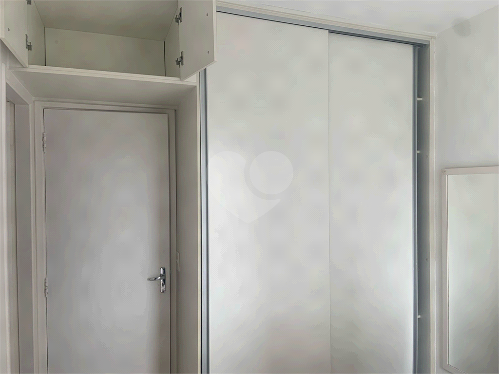 Apartamento mobiliado com um dormitório em Moema para locação.