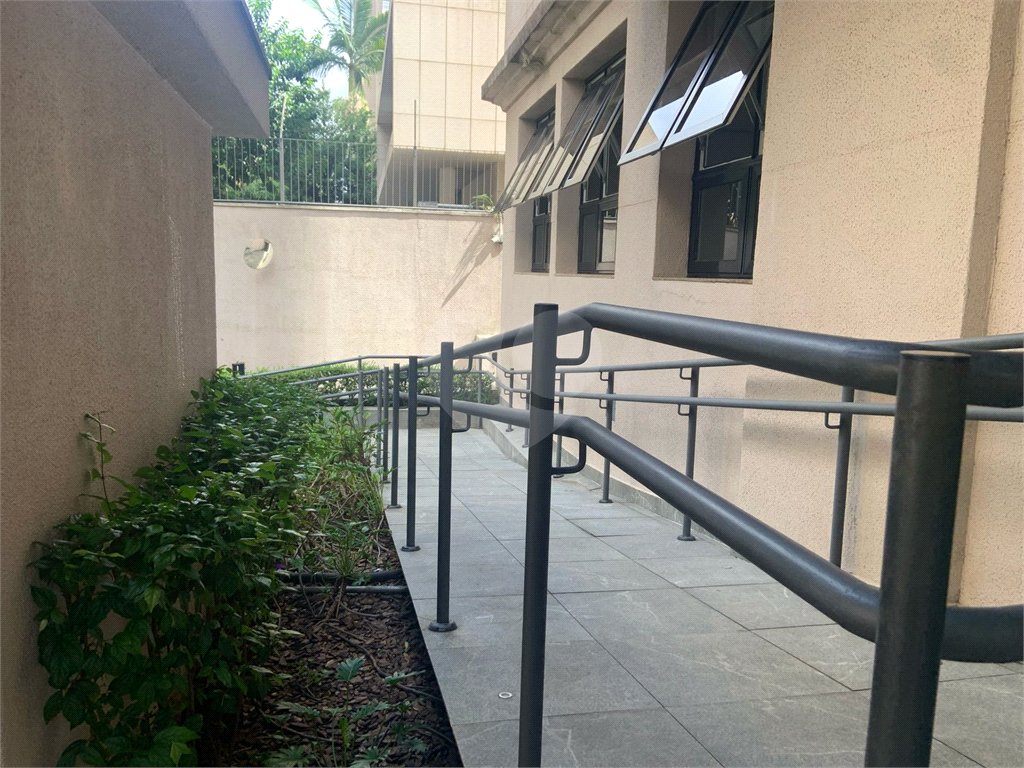 Apartamento mobiliado com um dormitório em Moema para locação.