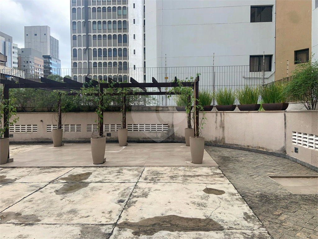 Apartamento mobiliado com um dormitório em Moema para locação.