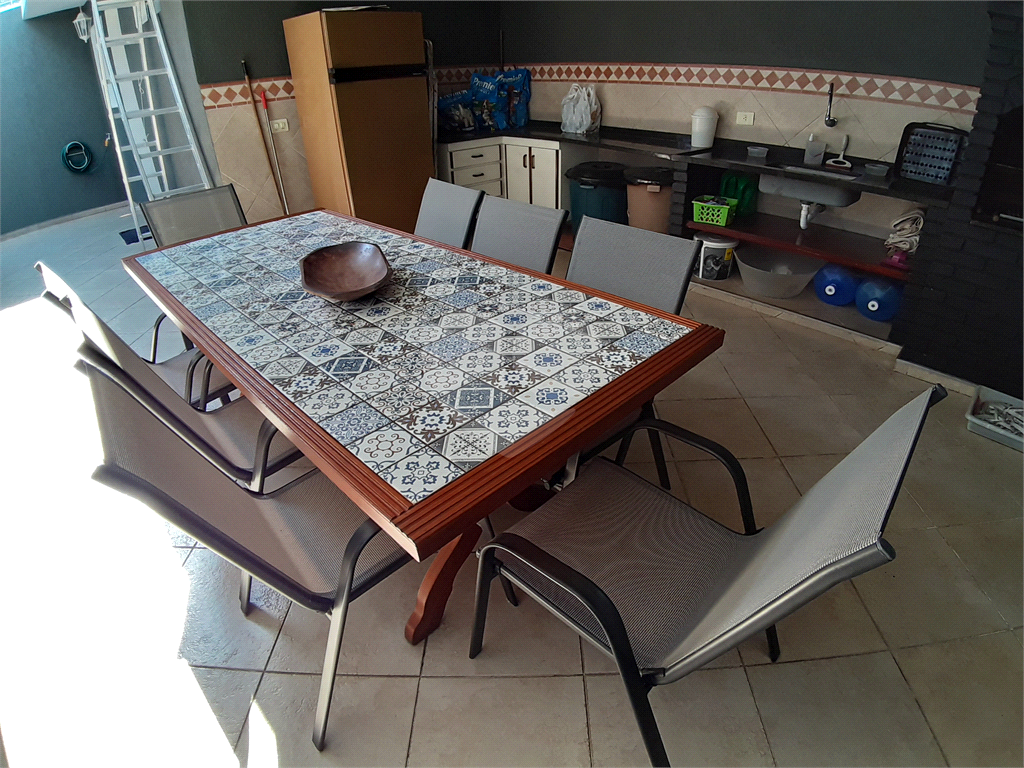 Casa assobradada com 250 m2 3 dormitorios, suite, 2 salas, 6 vagas. Estuda permuta. Agende visita.