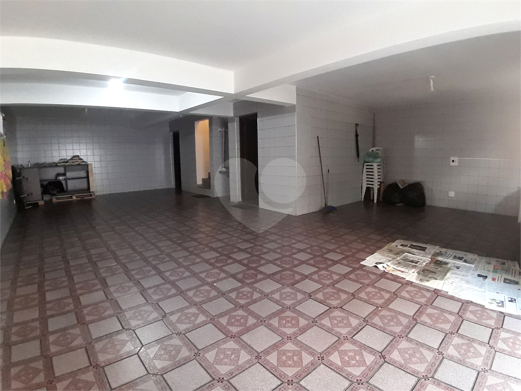 Casa assobradada com 250 m2 3 dormitorios, suite, 2 salas, 6 vagas. Estuda permuta. Agende visita.