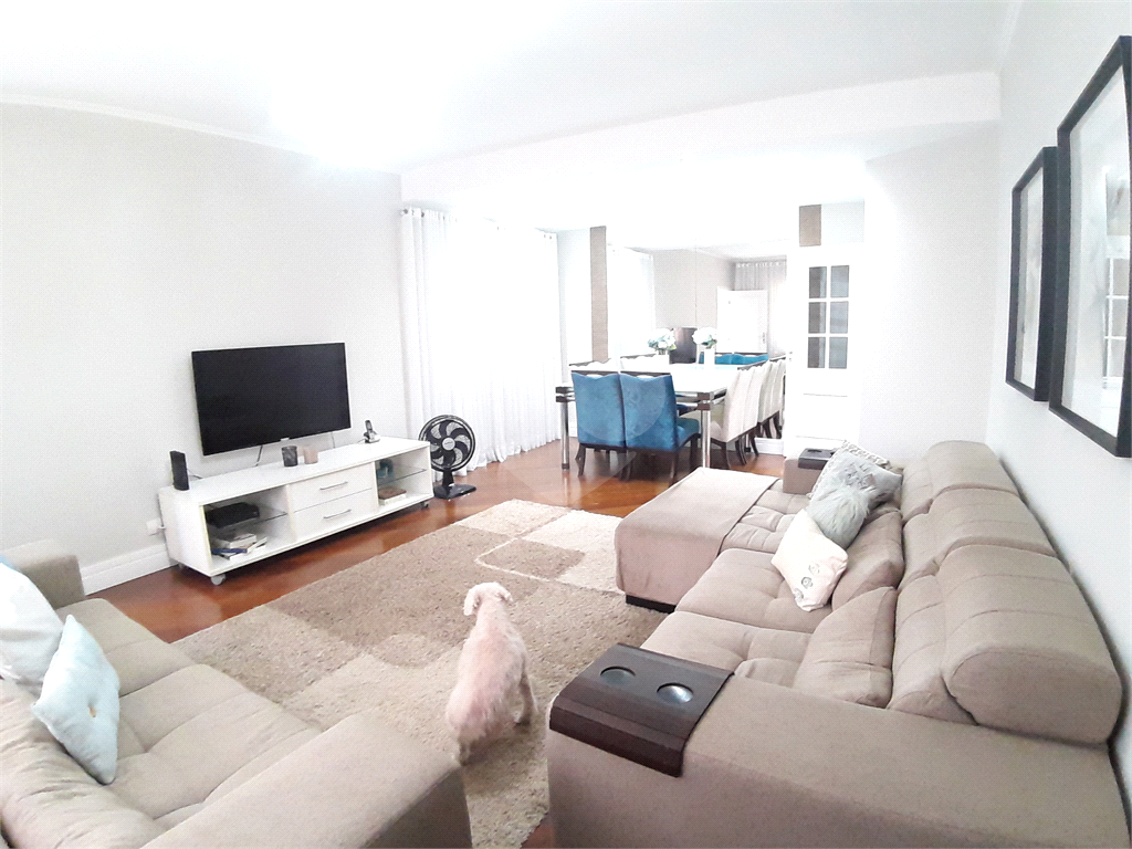 Casa assobradada com 250 m2 3 dormitorios, suite, 2 salas, 6 vagas. Estuda permuta. Agende visita.