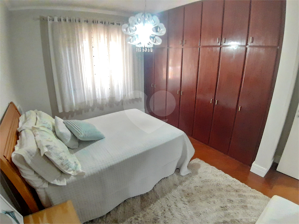 Casa assobradada com 250 m2 3 dormitorios, suite, 2 salas, 6 vagas. Estuda permuta. Agende visita.