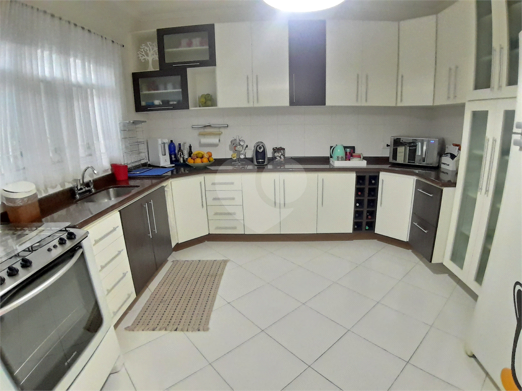 Casa assobradada com 250 m2 3 dormitorios, suite, 2 salas, 6 vagas. Estuda permuta. Agende visita.