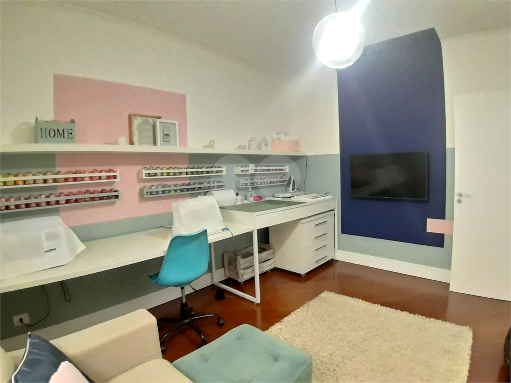 Casa assobradada com 250 m2 3 dormitorios, suite, 2 salas, 6 vagas. Estuda permuta. Agende visita.