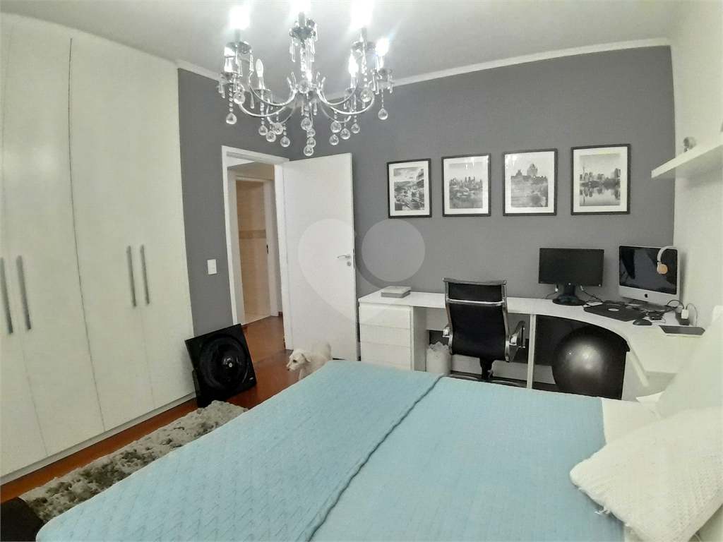 Casa assobradada com 250 m2 3 dormitorios, suite, 2 salas, 6 vagas. Estuda permuta. Agende visita.