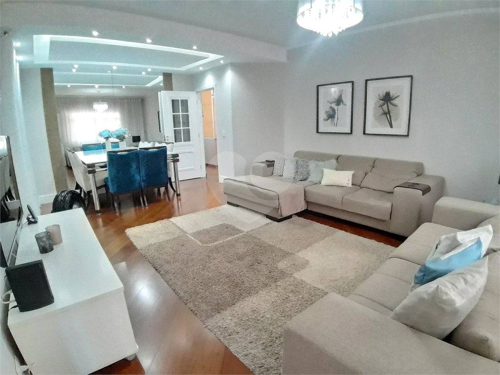 Casa assobradada com 250 m2 3 dormitorios, suite, 2 salas, 6 vagas. Estuda permuta. Agende visita.