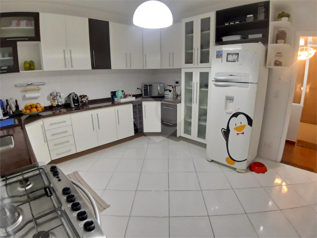Casa assobradada com 250 m2 3 dormitorios, suite, 2 salas, 6 vagas. Estuda permuta. Agende visita.