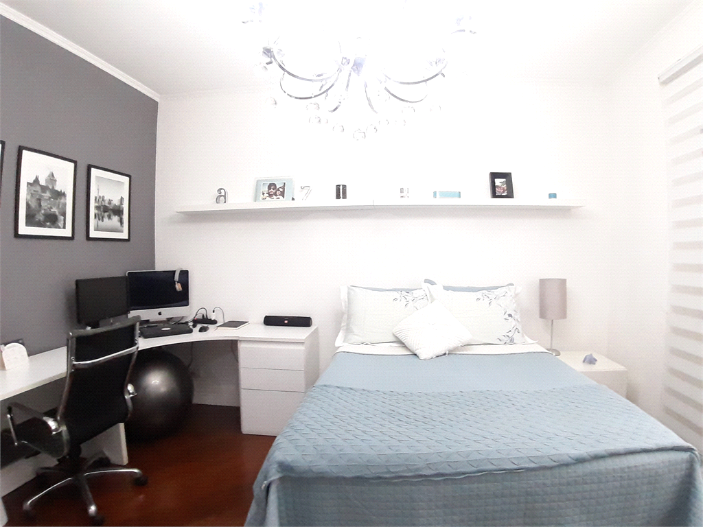 Casa assobradada com 250 m2 3 dormitorios, suite, 2 salas, 6 vagas. Estuda permuta. Agende visita.
