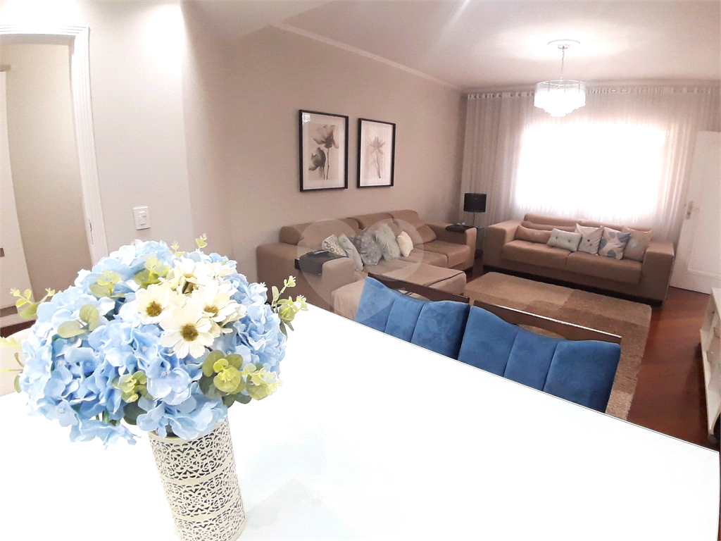 Casa assobradada com 250 m2 3 dormitorios, suite, 2 salas, 6 vagas. Estuda permuta. Agende visita.