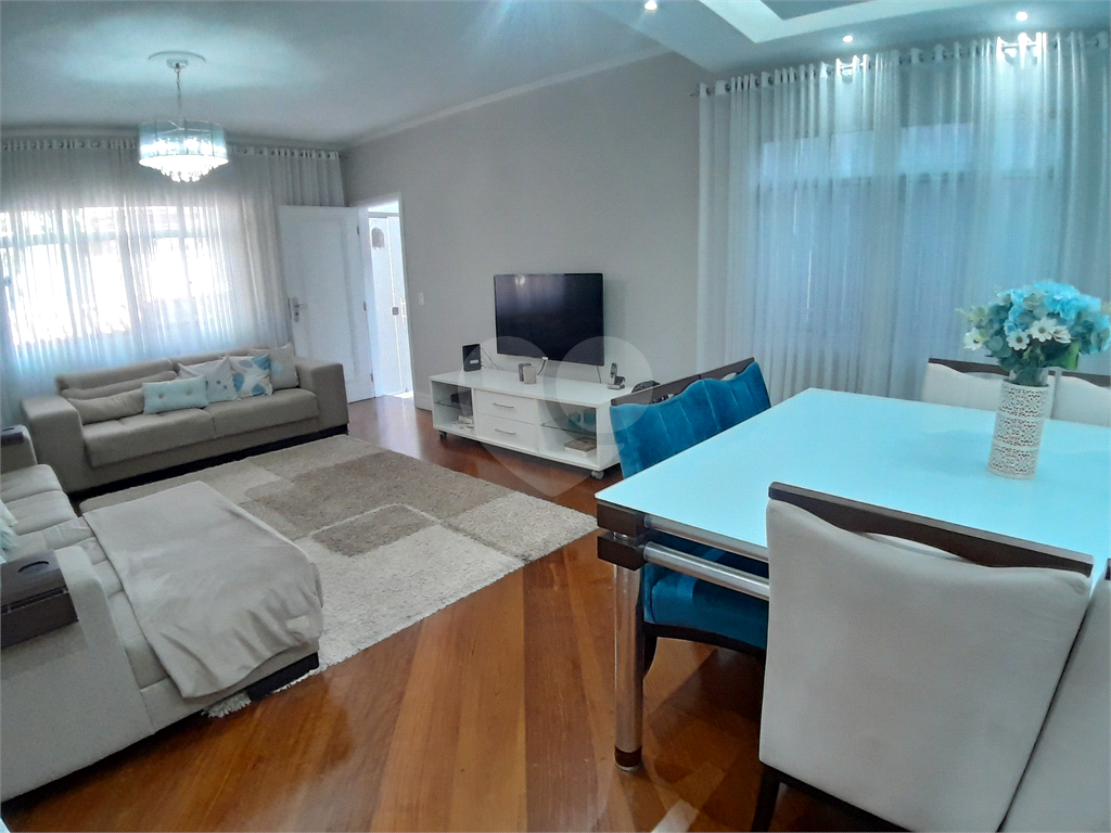Casa assobradada com 250 m2 3 dormitorios, suite, 2 salas, 6 vagas. Estuda permuta. Agende visita.
