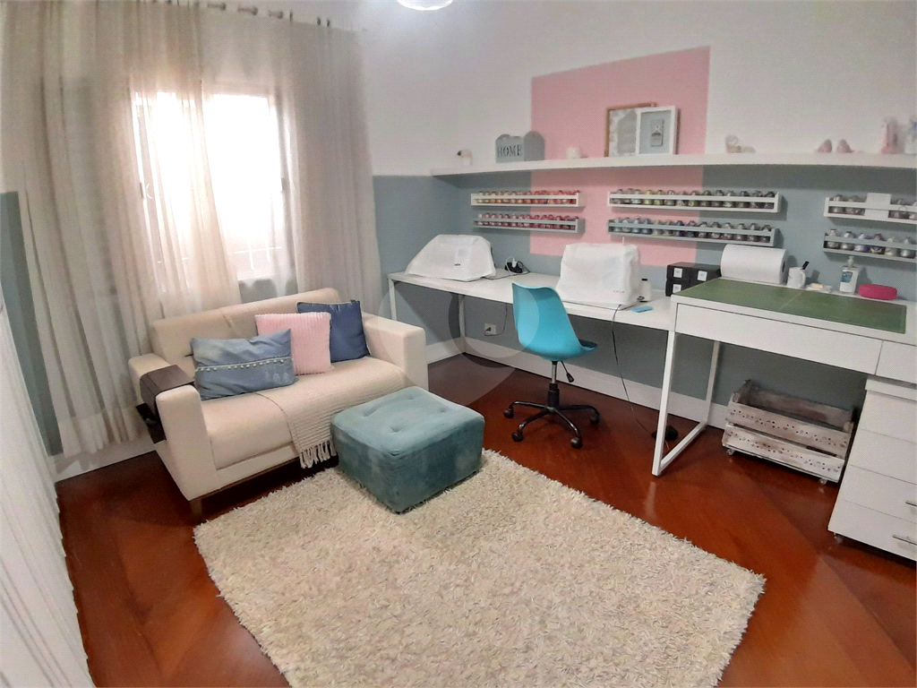 Casa assobradada com 250 m2 3 dormitorios, suite, 2 salas, 6 vagas. Estuda permuta. Agende visita.