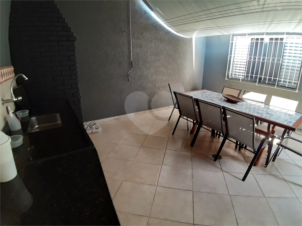 Casa assobradada com 250 m2 3 dormitorios, suite, 2 salas, 6 vagas. Estuda permuta. Agende visita.