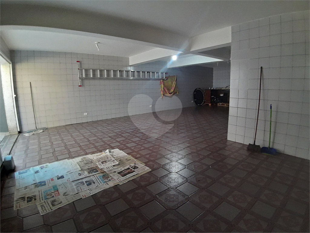 Casa assobradada com 250 m2 3 dormitorios, suite, 2 salas, 6 vagas. Estuda permuta. Agende visita.