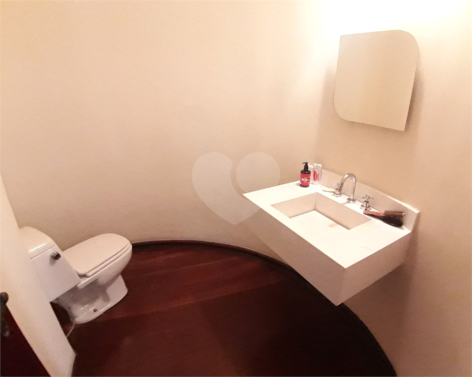 Lindo Sobrado com otima iluminação natural, excelente localização.