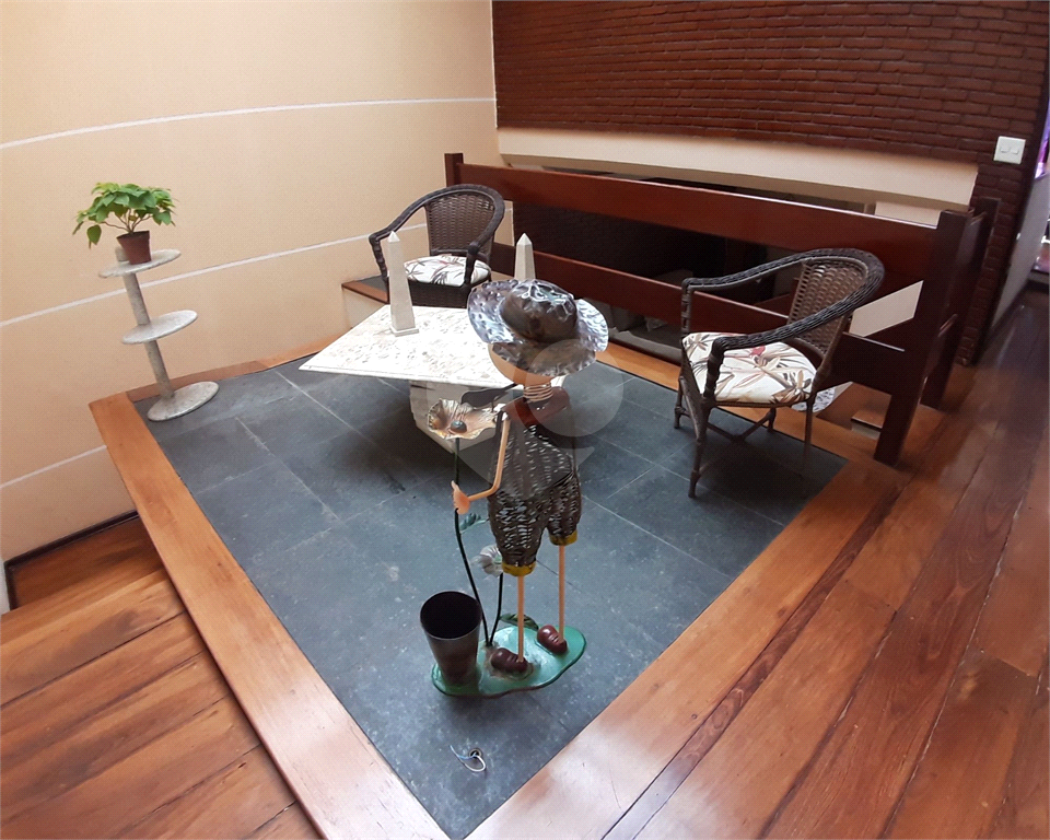Lindo Sobrado com otima iluminação natural, excelente localização.