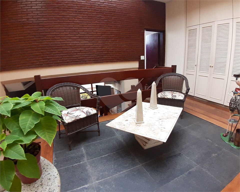 Lindo Sobrado com otima iluminação natural, excelente localização.