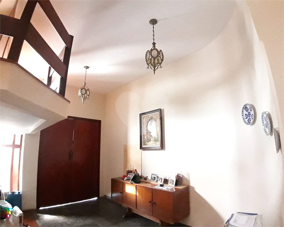 Lindo Sobrado com otima iluminação natural, excelente localização.