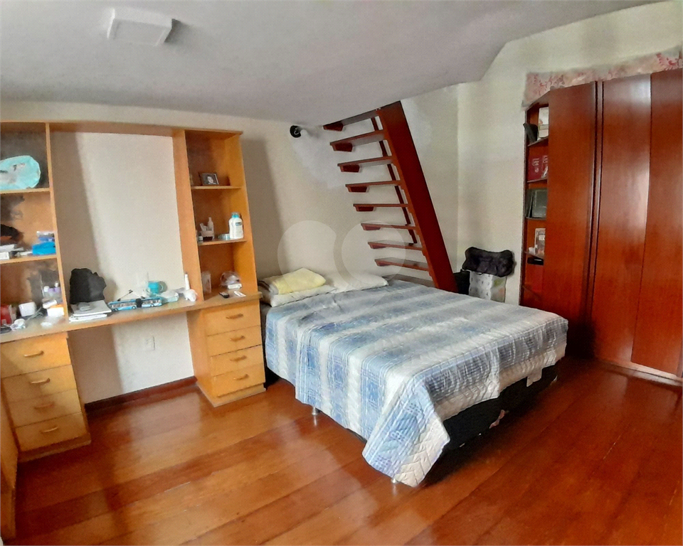 Lindo Sobrado com otima iluminação natural, excelente localização.