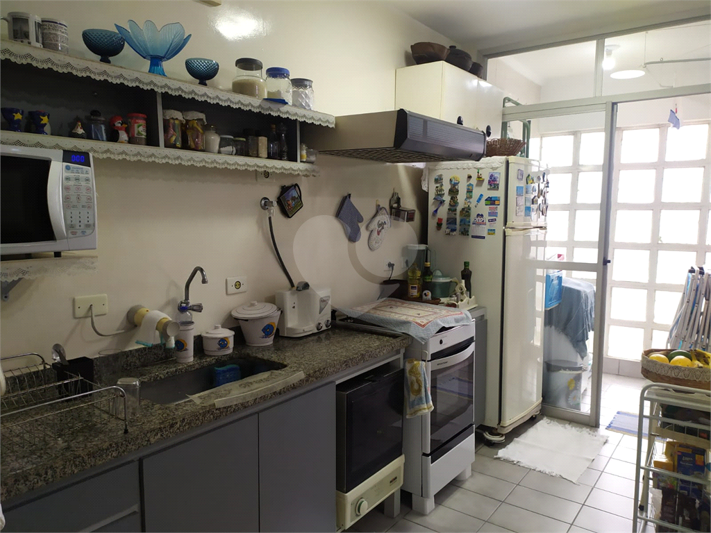 Apartamento na Praia da Enseada para locação totalmente mobiliado com 02 dorm 02 vagas 