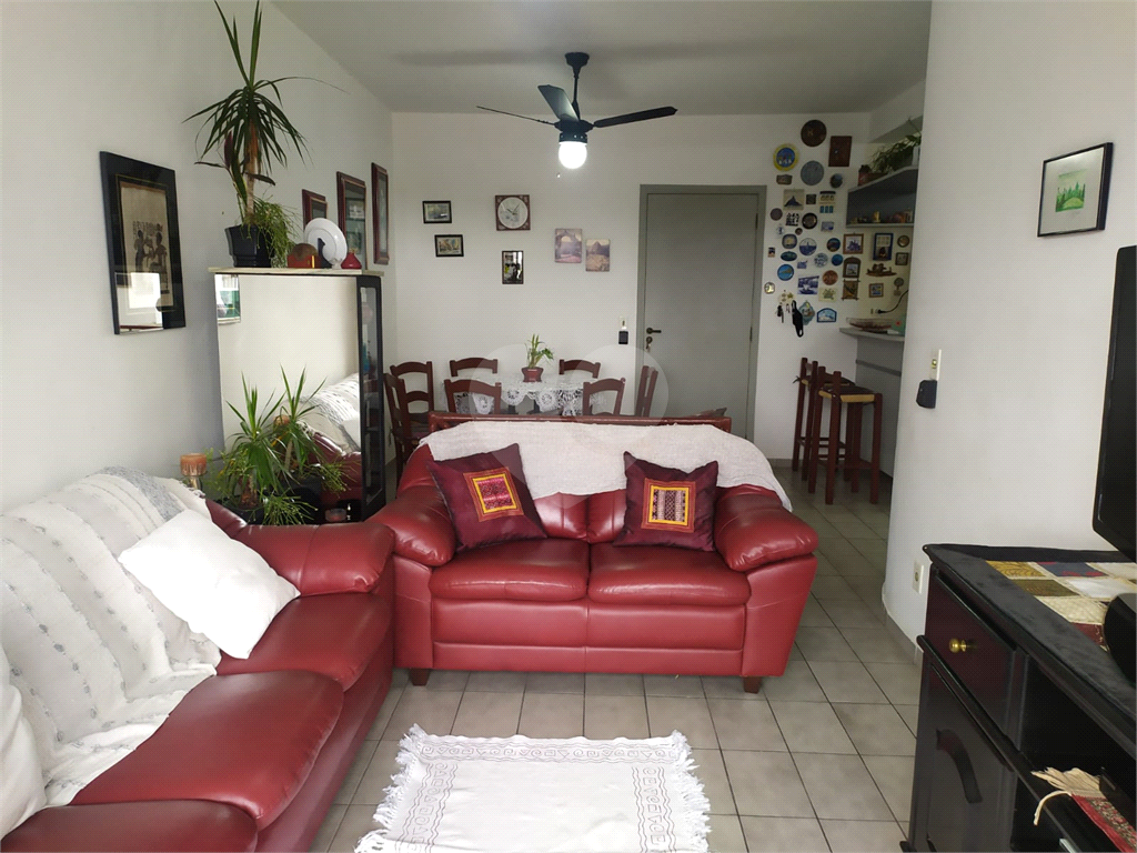 Apartamento na Praia da Enseada para locação totalmente mobiliado com 02 dorm 02 vagas 
