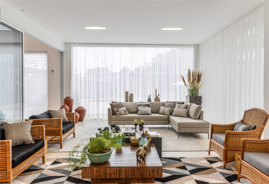 Excelente Casa de Altíssimo Padrão Totalmente Mobiliada em Taubaté/SP.