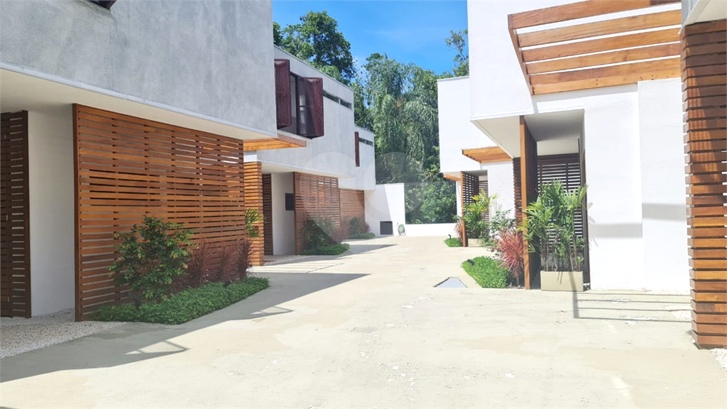 Casa em condomínio na praia de Camburi