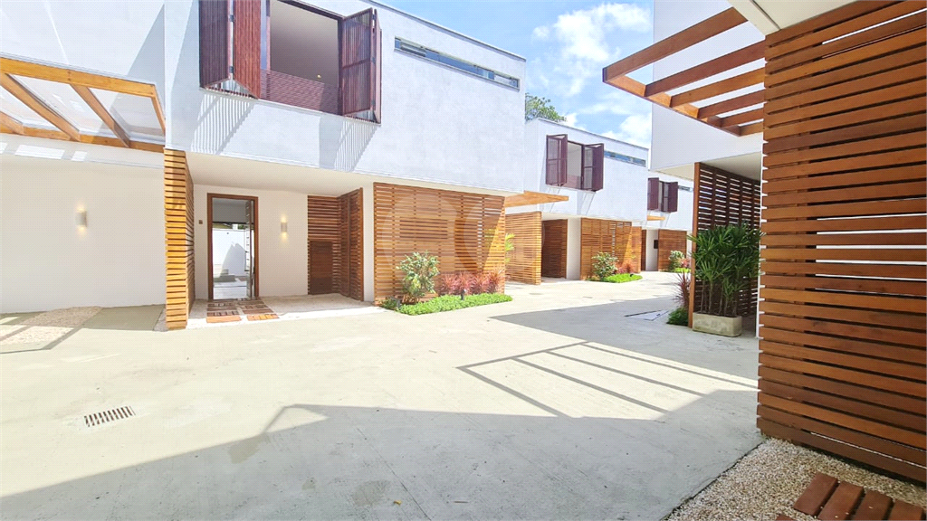 Casa em condomínio na praia de Camburi