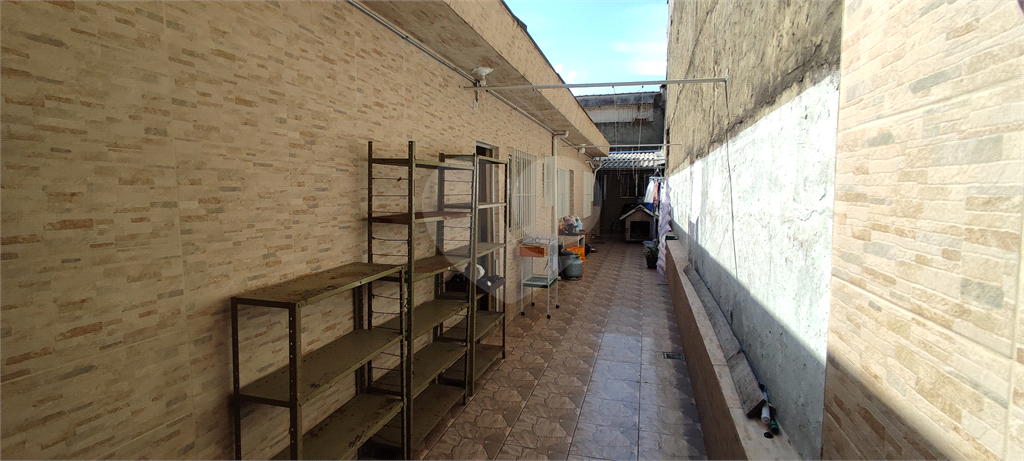 Casa térrea com edícula.