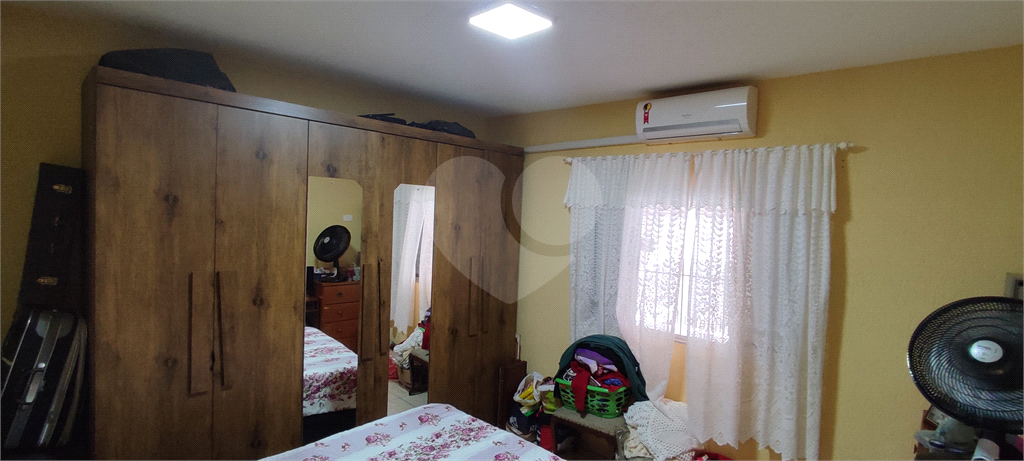Casa térrea com edícula.