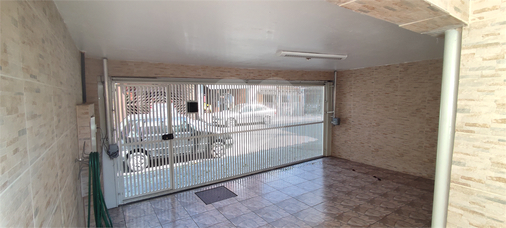 Casa térrea com edícula.