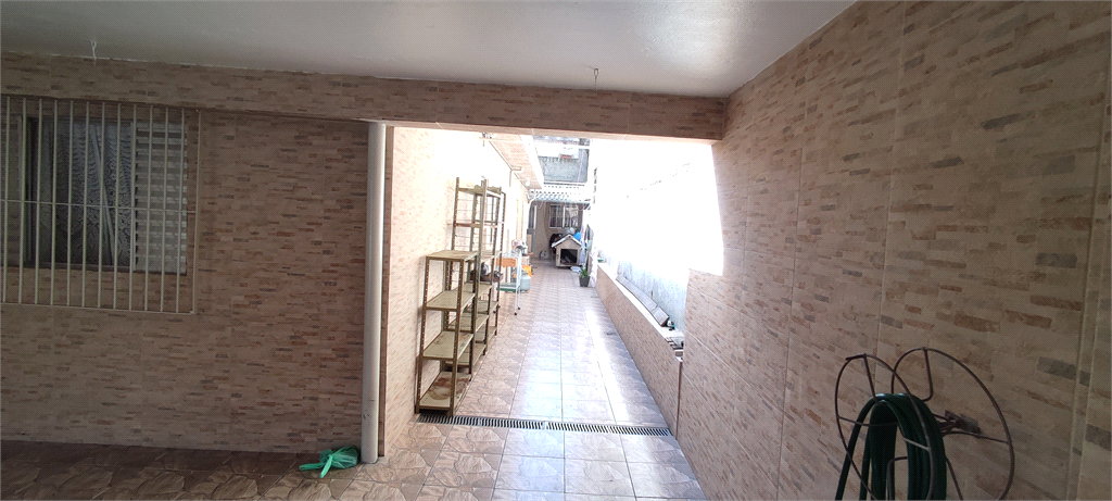 Casa térrea com edícula.