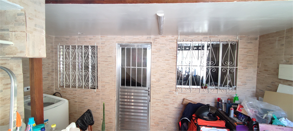Casa térrea com edícula.