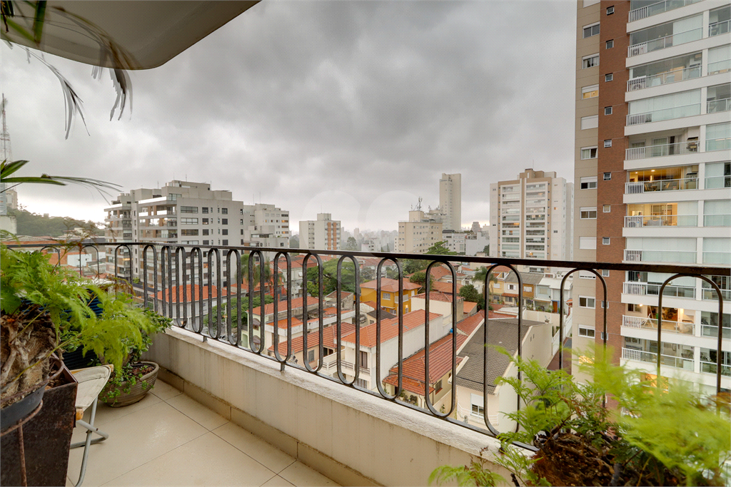 Apartamento com 135m² com 3 quartos e 3 vagas com piscina Sumaré Perdizes