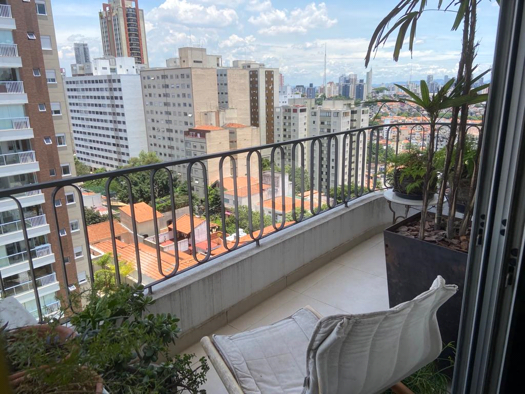 Apartamento com 135m² com 3 quartos e 3 vagas com piscina Sumaré Perdizes