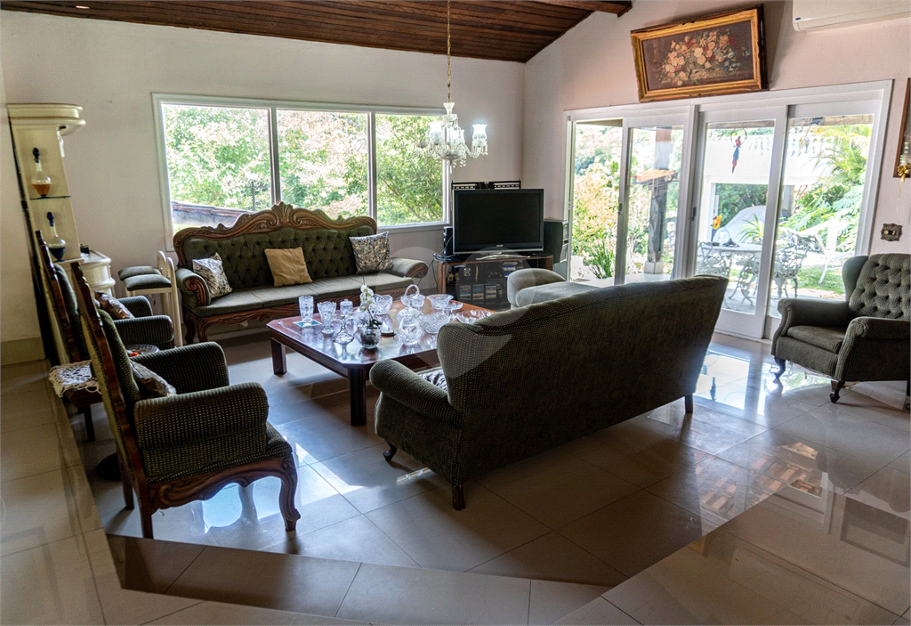 Excelente Casa em Condomínio Fechado ao lado de São Paulo!