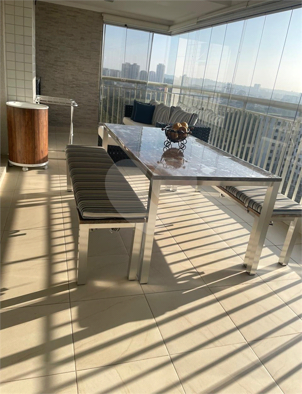 Apartamento Reformado e Mobiliado com 136m2