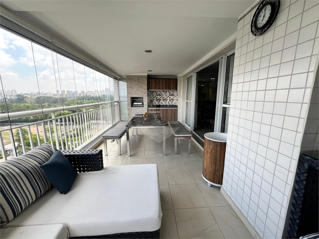 Apartamento Reformado e Mobiliado com 136m2