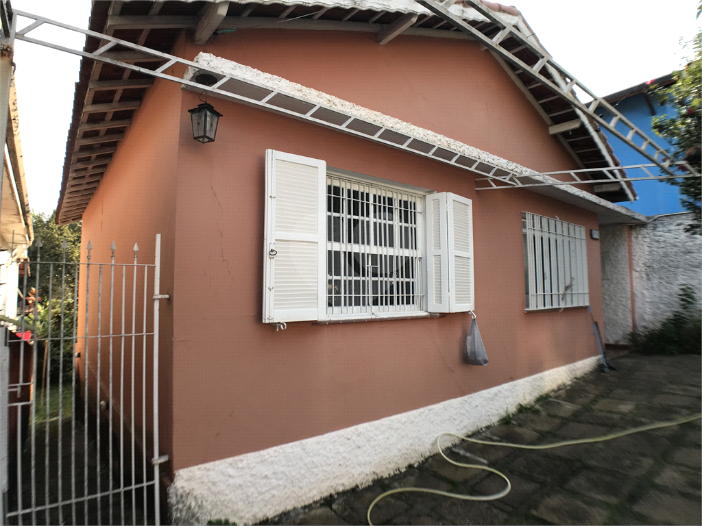 Vende-se: Terreno com Casa Térrea e Quintal Grande, no Horto Florestal!
