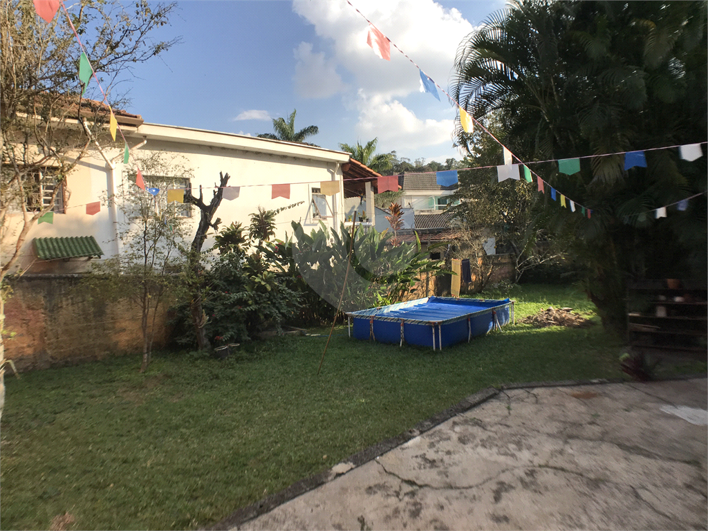 Vende-se: Terreno com Casa Térrea e Quintal Grande, no Horto Florestal!