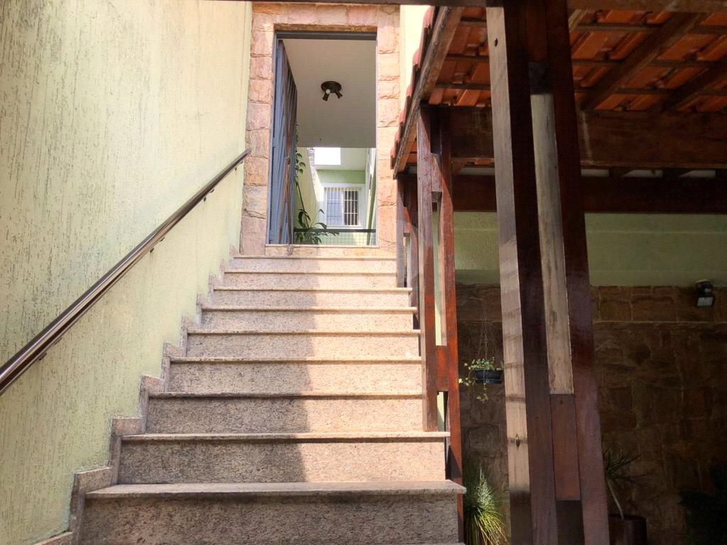 Sobrado 3 dormitórios, 2 vagas com churrasqueira no Horto Florestal.