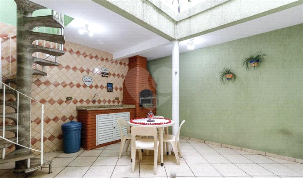 Sobrado 3 dormitórios, 2 vagas com churrasqueira no Horto Florestal.