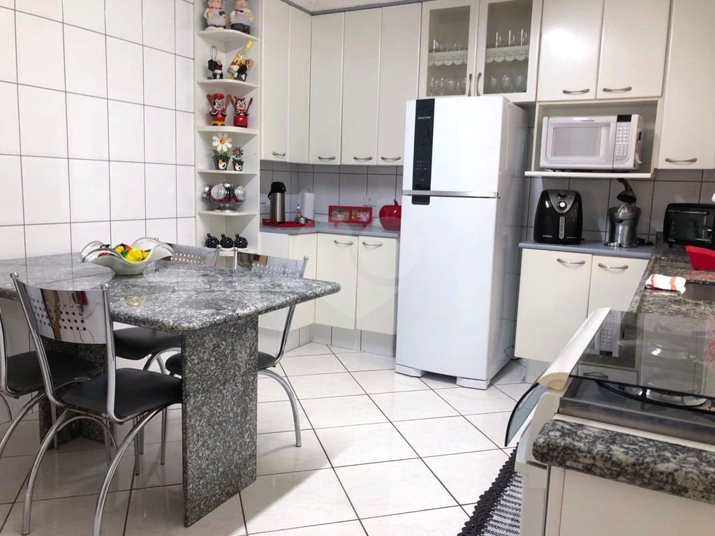 Sobrado 3 dormitórios, 2 vagas com churrasqueira no Horto Florestal.