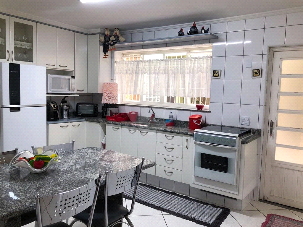 Sobrado 3 dormitórios, 2 vagas com churrasqueira no Horto Florestal.