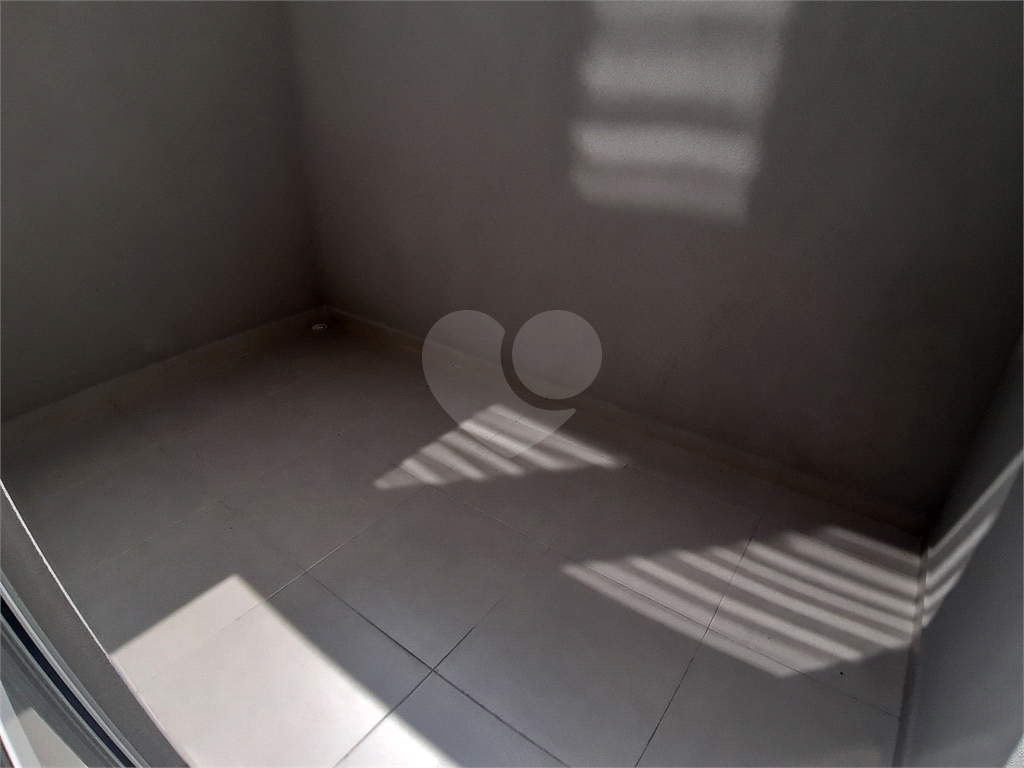 Apartamento pertinho do amplo comercio da Av Guapira. Otimo para investimento