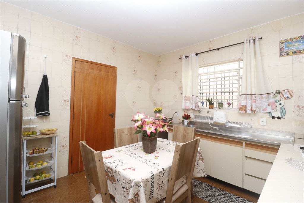 Linda casa com 3 dormitórios, sendo 1 suíte, e 1 vaga na Vila Gustavo. 