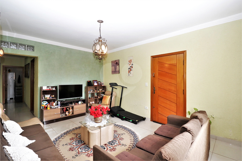Linda casa com 3 dormitórios, sendo 1 suíte, e 1 vaga na Vila Gustavo. 
