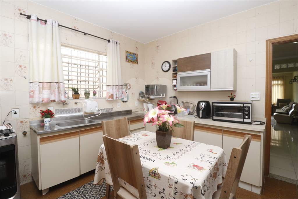 Linda casa com 3 dormitórios, sendo 1 suíte, e 1 vaga na Vila Gustavo. 